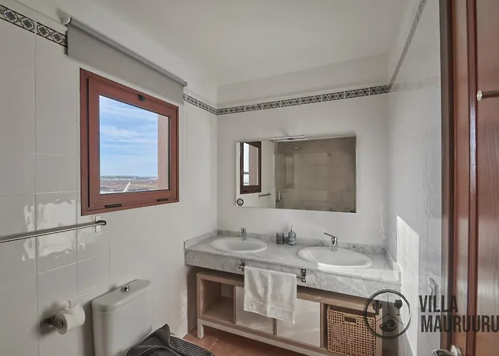 Willa Mauruuru - 10 Minutes Walking To Marina Rubicon, Heated Pool, Bbq & Office Space With Desk And High Speed Internet